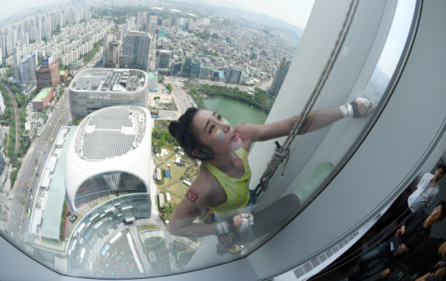 South Korean climber Kim Jain seen climbing Lotte World Tower, the nation's tallest building on Saturday. (Yonhap)
