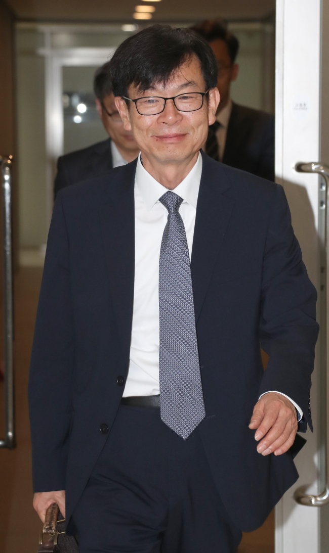 [김상조 공정거래위원장 후보자가 19일 오전 서울 중구 한국공정거래조정원에 마련된 청문회 준비 사무실로 출근하고 있다. 사진제공=연합뉴스]