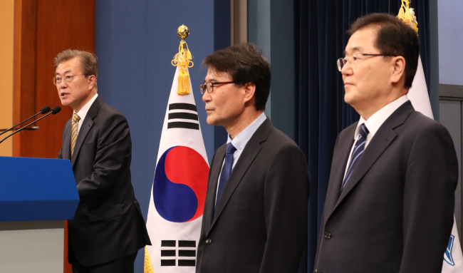 President Moon Jae-in (left) announces his picks for new foreign and finance ministers and chief security officials at the presidential office of Cheong Wa Dae on Sunday. From right are National Security Office head Chung Eui-yong and senior presidential secretary for policy Jang Ha-sung. (Yonhap)