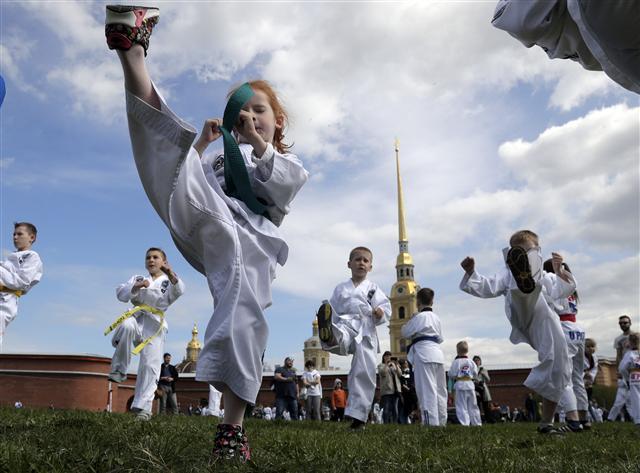 <YONHAP PHOTO-1427> Children conduct demonstration classes of taekwondo at the Saint Peter and Paul Fortress in St. Petersburg, Russia, Sunday, May 21, 2017. (AP Photo/Dmitri Lovetsky)/2017-05-22 02:17:54/ <저작권자 ⓒ 1980-2017 ㈜연합뉴스. 무단 전재 재배포 금지.>