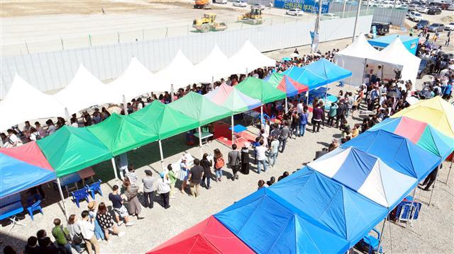 GS건설이 김포시 걸포동에 문을 연 ‘한강메트로자이’ 견본주택엔 사흘간 6만5000여명이 몰려 북새통을 이뤘다. 서울 전월세난에 지친 30~40대 방문객이 많았다. [사진제공=GS건설]