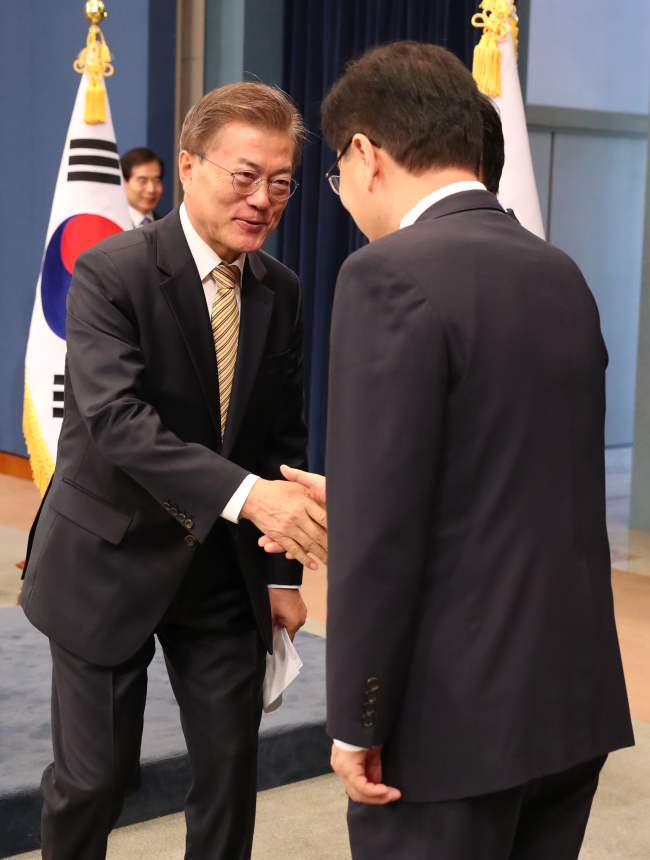 문재인 대통령이 21일 청와대 춘추관 대브리핑실에서 김동연 경제부총리 후보자 등 일부 내각과 청와대 참모진 인선을 발표를 마친 뒤 정의용 국가안보실장과 인사하고 있다. [사진=연합뉴스]
문재인 대통령이 21일 청와대 춘추관 대브리핑실에서 김동연 경제부총리 후보자 등 일부 내각과 청와대 참모진 인선을 발표를 마친 뒤 정의용 국가안보실장과 인사하고 있다. [사진=연합뉴스]