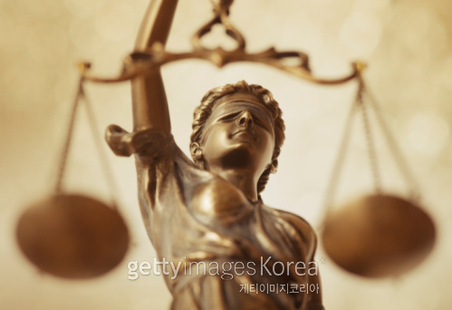 눈먼 정의의 여신상은 성별, 재산, 권력 앞에서 공평해야 한다는 ‘법 앞의 평등’을 잘 보여준다. 부자에겐 더 많은 벌금을 매겨 같은 부담을 지우자는 차등벌금제 도입 목소리가 높지만 돈이 많다고 더 큰 처벌을 받아서는 안된다는 반론도 제기된다. [사진=게티이미지]