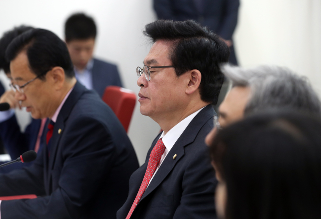 정우택 원내대표가 22일 오전 서울 여의도 국회에서 열린 자유한국당 비상대책위원회의에서 심각한 표정을 짓고 있다.[사진=연합뉴스]
정우택 원내대표가 22일 오전 서울 여의도 국회에서 열린 자유한국당 비상대책위원회의에서 심각한 표정을 짓고 있다.[사진=연합뉴스]