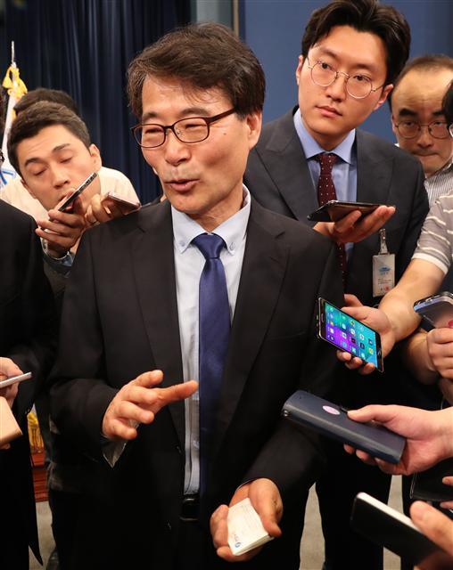 장하성 정책실장이 21일 청와대 춘추관 대브리핑실에서 인선 발표 이후 취재진의 질문에 답변하고 있다. [연합뉴스]
