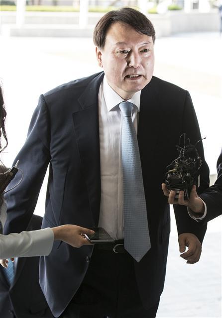<YONHAP PHOTO-3177> 청사 들어서는 윤석열 신임 서울중앙지검장 (서울=연합뉴스) 윤동진 기자 = 윤석열 신임 서울중앙지검장이 22일 오전 서초동 서울중앙지방검찰청 청사로 출근하고 있다. 2017.5.22 mon@yna.co.kr/2017-05-22 09:01:48/ <저작권자 ⓒ 1980-2017 ㈜연합뉴스. 무단 전재 재배포 금지.>