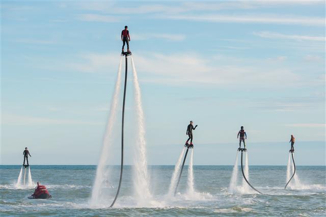 <YONHAP PHOTO-6443> SOCHI, RUSSIA - MAY 21, 2017: Participants in the Flyboard Record international extreme water sports festival in the Black Sea, offshore from Sochi's Sport Inn hotel. Artur Lebedev/TASS/2017-05-22 21:43:40/ <저작권자 ⓒ 1980-2017 ㈜연합뉴스. 무단 전재 재배포 금지.>