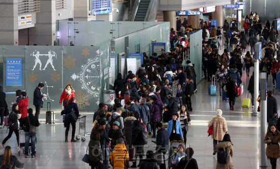 지난 4월 외국으로 향한 한국인 관광객수가 감소한 것으로 확인됐다. 인천공항 출국장 모습. [사진=헤럴드경제DB]
