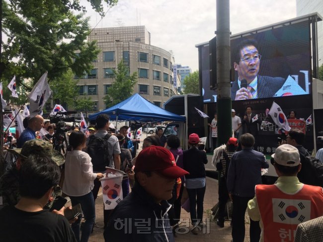 보수단체 연사가 23일 서울 서초동 법원종합청사 앞에서 열린 집회에서 연단에 올라 박근혜 전 대통령 석방을 주장하고 있다. [사진=이유정 기자/kula@heraldcorp.com]