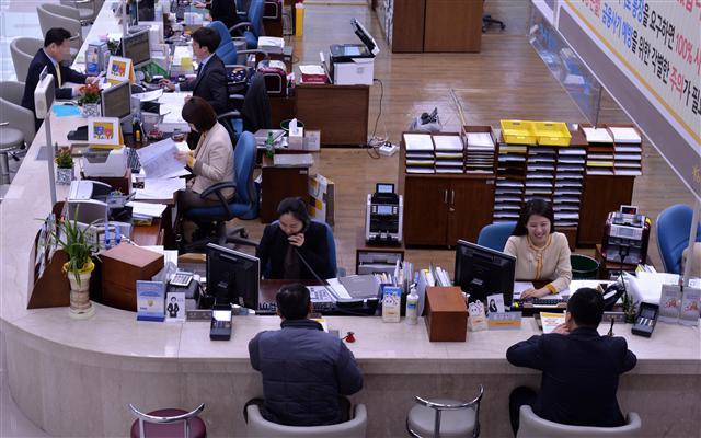한 시중은행의 직원들이 고객을 상대하고 있다,  [헤럴드DB]
