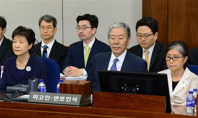 <YONHAP PHOTO-1461> 박근혜-최순실, '나란히 법정에' (서울 사진공동취재단=연합뉴스) 삼성 등 대기업에서 총 592억원의 뇌물을 받거나 요구·약속한 혐의 등으로 구속기소 된 박근혜 전 대통령의 첫 재판이 열리는 23일 오전 박 전 대통령과 40년 지기 '비선실세' 최순실 씨가 서울중앙지법 417호 법정 피고인석에 앉아 있다. 2017.5.23 photo@yna.co.kr/2017-05-23 10:44:12/ <저작권자 ⓒ 1980-2017 ㈜연합뉴스. 무단 전재 재배포 금지.>