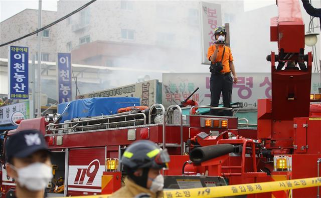 <YONHAP PHOTO-1022> 연기 치솟는 경동시장 야채가게 (서울=연합뉴스) 권준우 기자 = 23일 오전 서울 동대문구 경동시장 내 상가에서 화재가 발생해 소방대원들이 진압하고 있다. 현재까지 인명피해는 없는 것으로 알려졌다. 2017.5.23 stop@yna.co.kr/2017-05-23 08:41:26/ <저작권자 ⓒ 1980-2017 ㈜연합뉴스. 무단 전재 재배포 금지.>