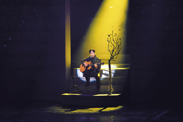 올해도 나흘연속 매진을 기록한 ‘2017 Theatre 이문세’. 그는 무대에서 젊은 댄서들과 군무를 보여주며 관객을 놀라게 했다.
