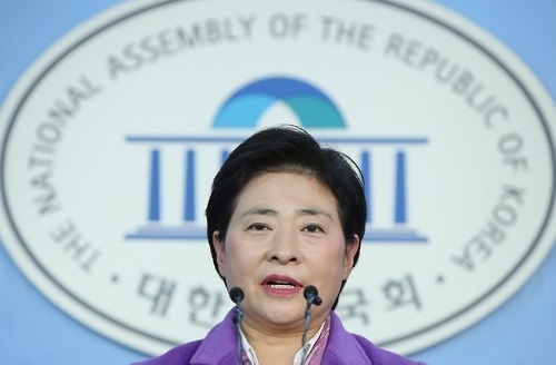 This photo, taken on Jan. 12, 2017, shows Ko Yeon-ho, spokeswoman of the People's Party, speaking during a press conference at the National Assembly in Seoul. (Yonhap)
