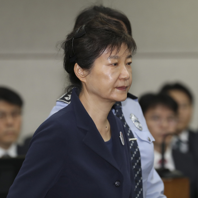 Former President Park Geun-hye enters the Seoul Central District Court in southern Seoul on May 23, 2017, to stand trial over alleged bribery. (Yonhap)