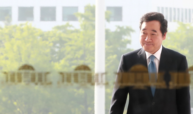 이낙연 국무총리 후보자가 24일 오전 서울 여의도 국회 본청에 도착해 인사청문회 공직후보자 대기실로 향하고 있다.[사진=연합뉴스]
이낙연 국무총리 후보자가 24일 오전 서울 여의도 국회 본청에 도착해 인사청문회 공직후보자 대기실로 향하고 있다.[사진=연합뉴스]