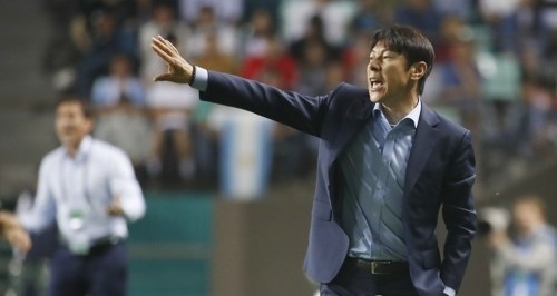 South Korea's under-20 national football team head coach Shin Tae-yong gives direction to his players during the FIFA U-20 World Cup Group A match against Argentina at Jeonju World Cup Stadium in Jeonju, North Jeolla Province, on May 23, 2017. (Yonhap)