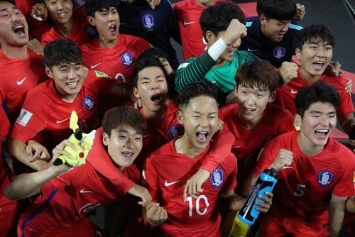 South Korean players celebrate their 2-1 victory over Argentina at the FIFA U-20 World Cup at Jeonju World Cup Stadium in Jeonju, North Jeolla Province, on May 23, 2017. The win sent South Korea into the round of 16. (Yonhap)