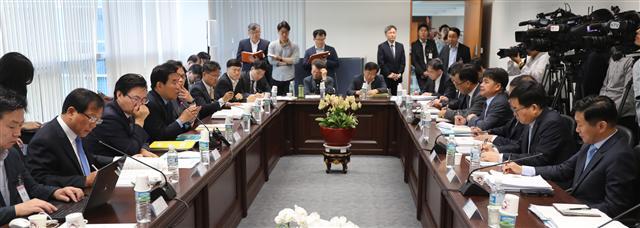 24일 오전 통의동 국정기획자문위원회에서 경제1분과가 기재부 업무보고를 받고 있다. 이날 업무보고에는 김진표 위원장도 참석했다. [연합뉴스]