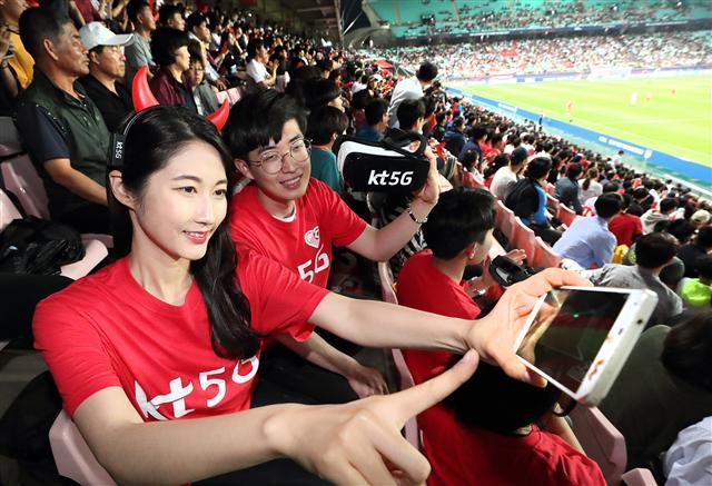 KT 모델이 ‘U-20’ 경기에서 선보이 5세대(5G) 통신 미디어 서비스를 소개하고 있다.  [사진제공=KT]
