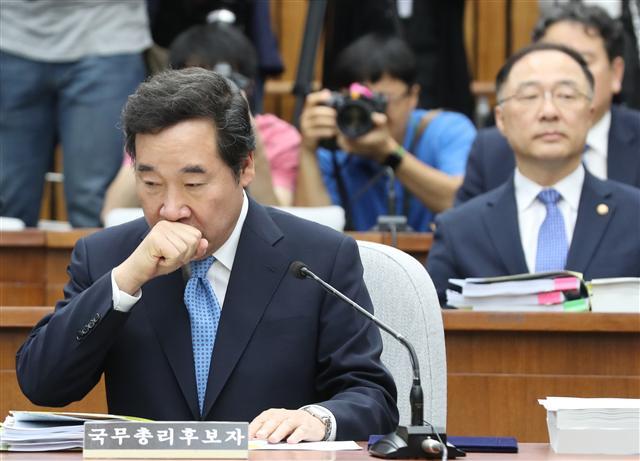 <YONHAP PHOTO-2800> 청문회 착석한 이낙연 (서울=연합뉴스) 안정원 기자 = 이낙연 국무총리 후보자가 24일 오전 국회에서 열린 인사청문회에 착석해 있다. 2017.5.24 jeong@yna.co.kr/2017-05-24 10:01:11/ <저작권자 ⓒ 1980-2017 ㈜연합뉴스. 무단 전재 재배포 금지.>