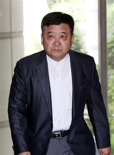 박근혜 전 대통령 탄핵 심판이 열리던 당시 태극기 집회를 개최해 불법폭력 시위로 이끈 혐의를 받는 정광용 새누리당 사무총장이 구속 영장 실질심사를 받기 위해 24일 오전 서초구 서울중앙지법으로 들어서고 있다.   [연합뉴스]