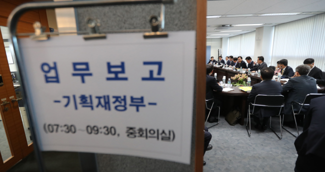 <YONHAP PHOTO-2498> 국정기획위, 정부부처 업무보고 시작 (서울=연합뉴스) 한상균 기자 = 24일 오전 통의동 국정기획자문위원회에서 기재부의 업무보고가 열리고 있다. 정부부처의 첫 업무보고이다. 2017.5.24 xyz@yna.co.kr/2017-05-24 08:00:12/ <저작권자 ⓒ 1980-2017 ㈜연합뉴스. 무단 전재 재배포 금지.>
<YONHAP PHOTO-2498> 국정기획위, 정부부처 업무보고 시작 (서울=연합뉴스) 한상균 기자 = 24일 오전 통의동 국정기획자문위원회에서 기재부의 업무보고가 열리고 있다. 정부부처의 첫 업무보고이다. 2017.5.24 xyz@yna.co.kr/2017-05-24 08:00:12/ <저작권자 ⓒ 1980-2017 ㈜연합뉴스. 무단 전재 재배포 금지.>