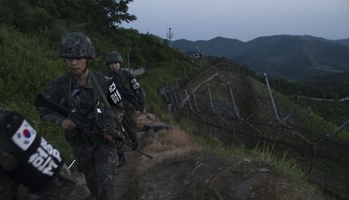 South Korean soldiers patrol the border with North Korea. (Yonhap)