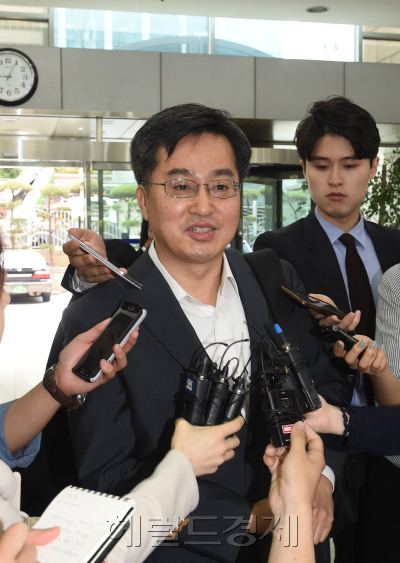 24일 열린 국정기획자문위원회의 기획재정부 업무보고에서 일자리 추경에 속도를 내기로 함에 따라 다음달 추경안이 국회에 제출될 것으로 보인다. 사진은 청문회 준비 사무실로 출근하는 김동연 경제부총리 겸 기획재정부 장관 후보자. [헤럴드경제DB]