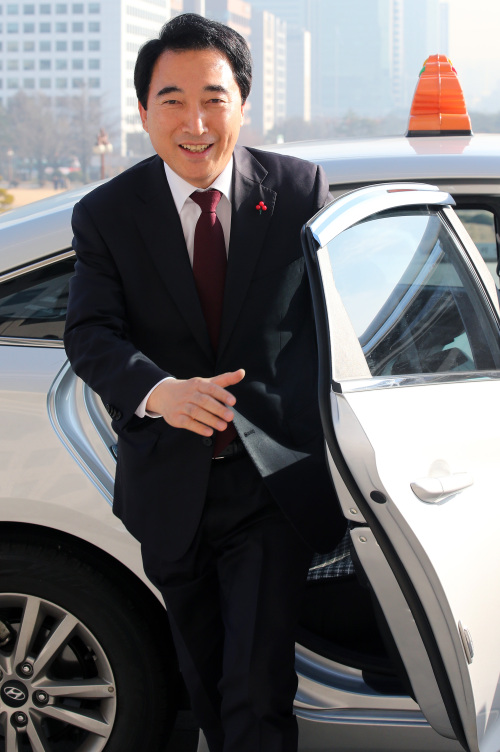지난 15일 청와대 대변인에 임명된 박수현 전 더불어민주당 의원은 지난 19대 국회 4년 임기 내내 고속버스와 대중교통을 이용해 지역구와 국회를 출퇴근한 것으로 알려졌다. 사진은 박 대변인이 지난 2015년 12월 고속버스터미널에서 택시를 이용해 국회 본청에 도착하는 모습. [사진제공=연합뉴스]