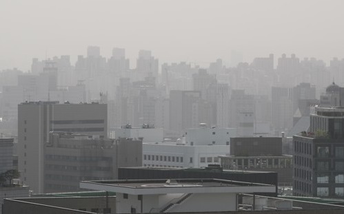 Murky air covers buildings and the cityscape in Seoul as the worst fine dust sweeps across the nation on May 6, 2017. (Yonhap)