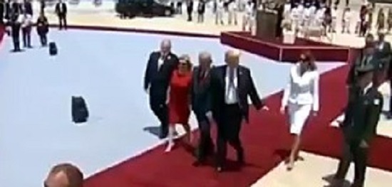 멜라니아, 트럼프가 내민 손 '탁' (사진=연합뉴스)