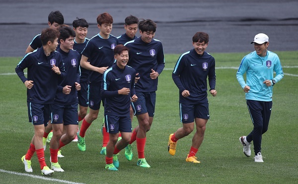 South Korea's under-20 national football team head coach Shin Tae-yong (R) talks with his players during their training at a football field near Jeonju World Cup Stadium in Jeonju, North Jeolla Province, on May 24, 2017. (Yonhap)