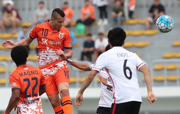 Marcelo Toscano of Jeju United (second from L) scores on a header against Urawa Red Diamonds in the opening leg of the round of 16 series at the Asian Football Confederation Champions League at Jeju Stadium in Jeju, Jeju Island, on May 24, 2017. (Yonhap)