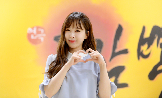 Heo Min-seon of Crayon Pop poses before an interview with The Korea Herald on May 12 in Seoul. (Park Hyun-koo/The Korea Herald)