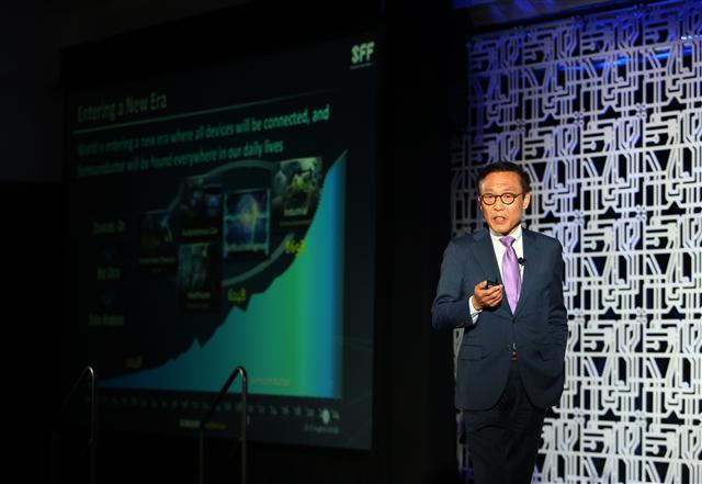김기남 삼성전자 반도체총괄 사장이 미국 산타클라라에서 열린 ‘삼성 파운드리 포럼(Samsung Foundry Forum)’에서 삼성전자의 최신 파운드리 공정 기술과 솔루션을 발표하고 있다.