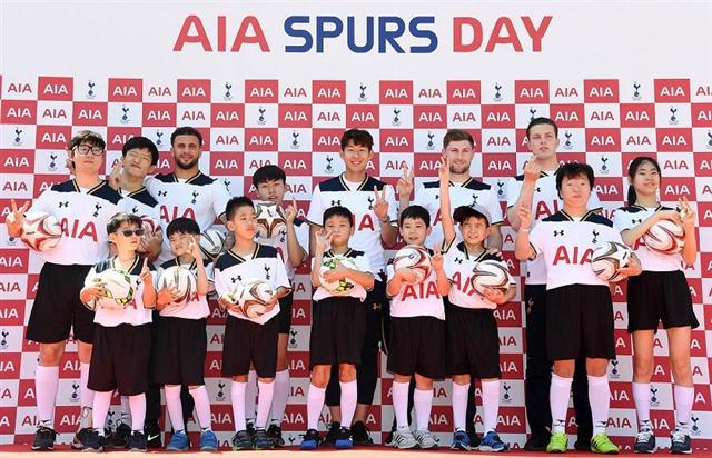 손흥민과 토트넘 동료 선수들이 24일서울 가양스포츠센터에서 열린 축구클리닉에서 참가 아동들과 기념촬영을 하고 있다.