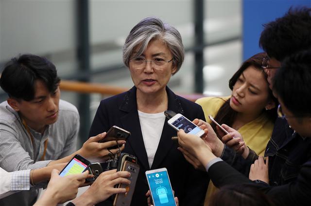 강경화 외교부장관 후보자가 25일 오전 인천공항을 통해 귀국한 후 기자들의 질문에 답하고 있다. 유엔 사무총장 정책특보로 미국 뉴욕 유엔본부에서 일해온 강 후보자는 인사청문회 준비에 본격 착수한다.  [연합뉴스]