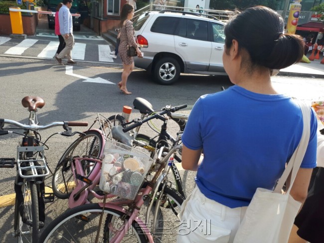 지난 20일 오후 서울 마포구 연트럴파크 주변에 세워진 자전거 바구니에 행인들이 쓰레기를 무단 투기한 모습. [사진=박로명 기자/dodo@heraldcorp.com]