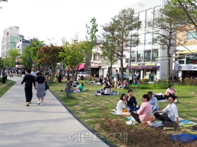 지난 20일 오후 주말을 즐기러 많은 사람들이 찾은 서울 마포구 연트럴파크의 모습. [사진=박로명 기자/dodo@heraldcorp.com]