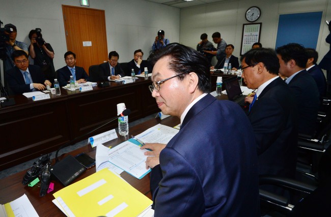 <YONHAP PHOTO-2595> 국정기획위 경제1분과, 기재부 업무보고 (서울=연합뉴스) 한상균 기자 = 24일 오전 통의동 국정기획자문위원회에서 열린 기재부 업무보고에서 이한주 경제1분과위원장이 인사말을 하고 있다. 2017.5.24 xyz@yna.co.kr/2017-05-24 08:34:28/ <저작권자 ⓒ 1980-2017 ㈜연합뉴스. 무단 전재 재배포 금지.>
<YONHAP PHOTO-2595> 국정기획위 경제1분과, 기재부 업무보고 (서울=연합뉴스) 한상균 기자 = 24일 오전 통의동 국정기획자문위원회에서 열린 기재부 업무보고에서 이한주 경제1분과위원장이 인사말을 하고 있다. 2017.5.24 xyz@yna.co.kr/2017-05-24 08:34:28/ <저작권자 ⓒ 1980-2017 ㈜연합뉴스. 무단 전재 재배포 금지.>