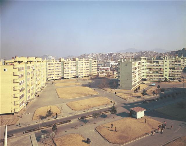 ①현대건설이 1964년 서울 마포구 도화동에 준공한 국내 첫 대단지 아파트인 마포아파트의 전경. 10개동 642가구 규모로, ‘아파트 단지’라는 개념을 우리나라에 처음 도입했다는 의의가 있다.
②현대건설이 카타르 도하의 코니시 해변에 짓고 있는 카타르 국립박물관의 외형. 중동 사막에서 볼 수 있는 ‘모래장미’를 모티브로 한 비정형 건축물이다. 세계 건축사에 유례없는 것으로, 현대건설의 기술력을 가늠할 수 있다.  [사진제공=현대건설]