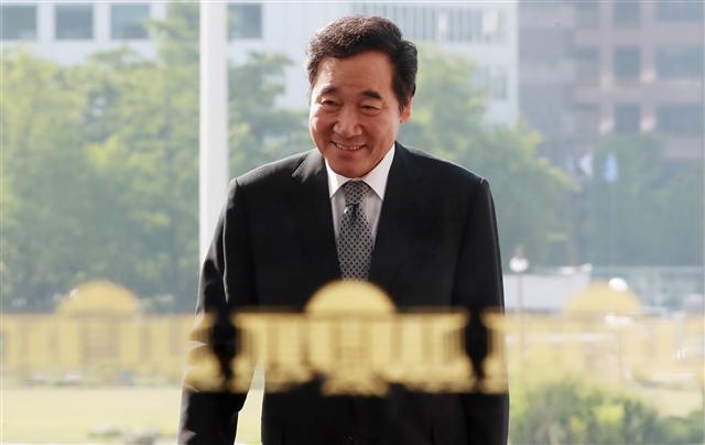 이낙연 국무총리 후보자가 인사청문회 이틀째인 25일 오전 서울 여의도 국회 본청에 도착해 후보자 대기실로 향하고 있다. 이 후보자는 전날 청문회에서 의원들의 질문에 대한 답변을 통해 “법인세 인상은 최후 수단”이라며 신중한 태도를 보였다.  [연합뉴스]