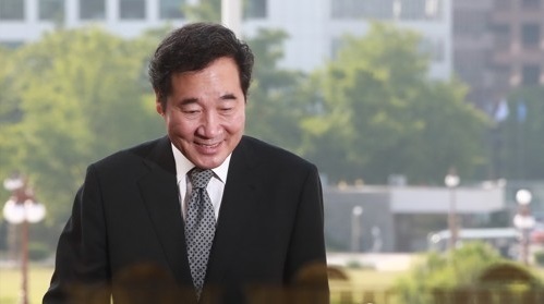 Prime Minister-nominee Lee Nak-yon arrives at the National Assembly in Seoul to attend a parliamentary confirmation hearing on May 25, 2017. (Yonhap)
