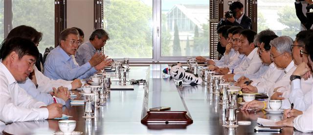 <YONHAP PHOTO-2656> 문 대통령, 수석보좌관회의 주재 (서울=연합뉴스) 백승렬 기자 = 문재인 대통령이 25일 청와대 여민관 소회의실에서 열린 수석보좌관회의를 주재하고 있다. 2017.5.25 srbaek@yna.co.kr/2017-05-25 10:55:16/ <저작권자 ⓒ 1980-2017 ㈜연합뉴스. 무단 전재 재배포 금지.>