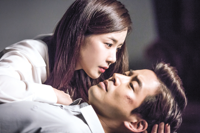 SBS 월화드라마 ‘귓속말’은 “장르물, 법정물 드라마는 시청률이 높기 어렵다”는 편견을 뒤집고 월화극 1위 자리를 굳건히 지켰다.