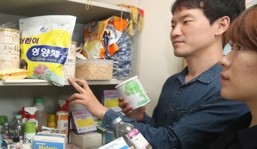 This photo taken on May 24, 2017, shows officials at the Korea Sharing Movement looking at products for assistance to North Korea. (Yonhap)