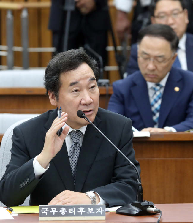이낙연 국무총리 후보자가 인사청문회 이틀째인 25일 오전 국회 청문회장에서 의원들의 질문에 답하고 있다.[사진=연합뉴스]
이낙연 국무총리 후보자가 인사청문회 이틀째인 25일 오전 국회 청문회장에서 의원들의 질문에 답하고 있다.[사진=연합뉴스]