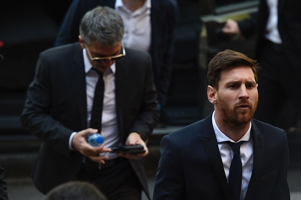 Lionel Messi (right) is followed by his father Jorge Horacio Messi as they arrive at a courthouse in Barcelona in June 2016. (AFP-Yonhap)