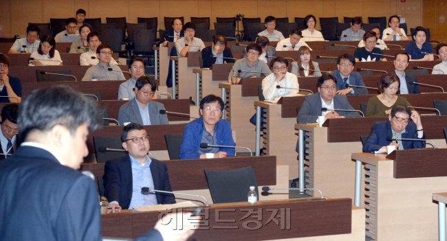 ‘새 정부 노동정책 방향과 대응 방안 설명회’가 25일 서울 대한상공회의소에서 법무법인 ‘원’ 과 헤럴드경제 공동주최로 열렸다. 이화여대 법학전문대학원 도재형 교수가 발제강의를 하고 있다. [사진=정희조 기자/checho@heraldcrop.com]